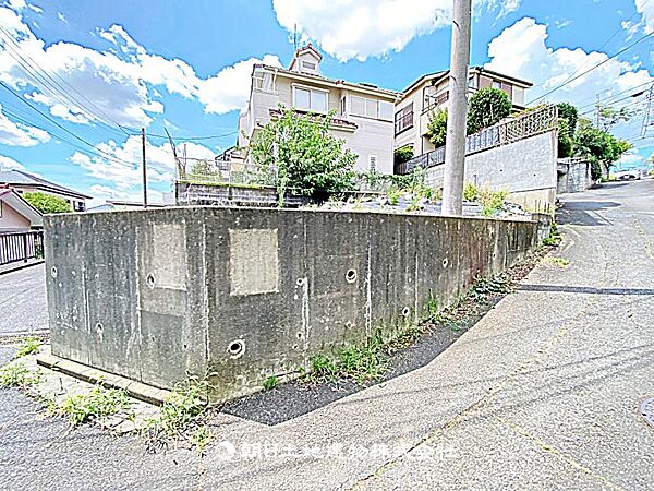 建築条件なしの更地で、自由なプランで建築可能です。現地写真（2026年8月8日撮影）をご確認ください。