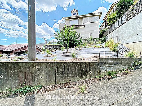建築条件なしの更地で、自由なプランで建築可能です。現地写真（2026年8月8日撮影）をご確認ください。