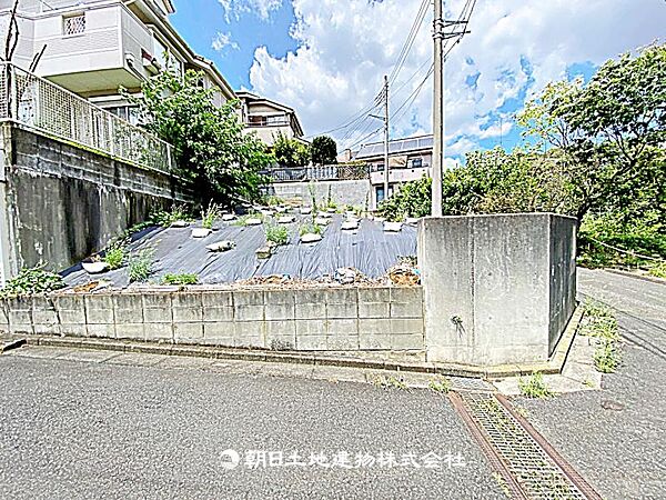 建築条件なしの更地で、自由なプランで建築可能です。現地写真（2026年8月8日撮影）をご確認ください。