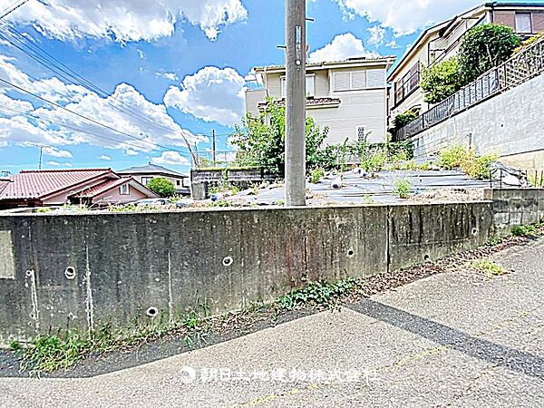 建築条件なしの更地で、自由なプランで建築可能です。現地写真（2026年8月8日撮影）をご確認ください。