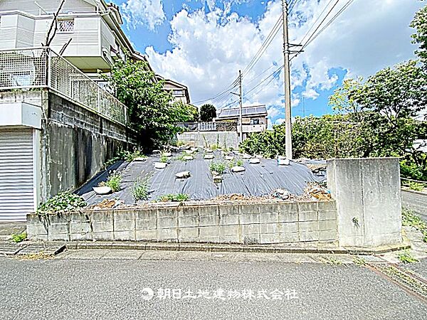 建築条件なしの更地で、自由なプランで建築可能です。現地写真（2026年8月8日撮影）をご確認ください。