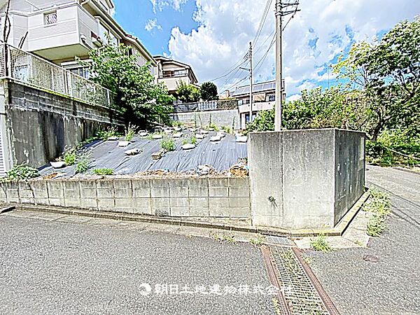 建築条件なしの更地で、自由なプランで建築可能です。現地写真（2026年8月8日撮影）をご確認ください。