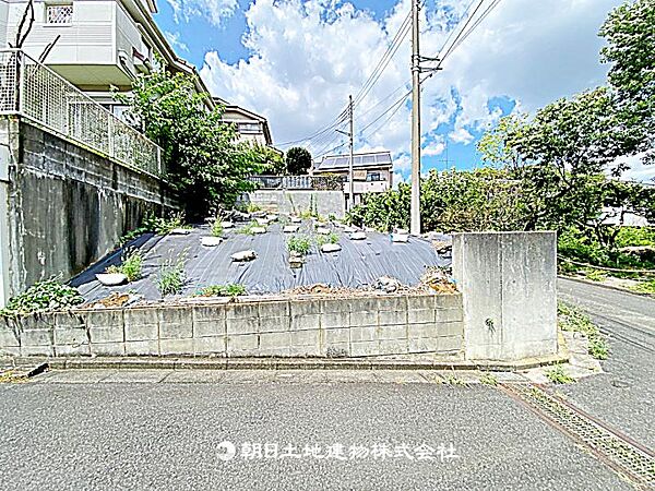 建築条件なしの更地で、自由なプランで建築可能です。現地写真（2026年8月8日撮影）をご確認ください。