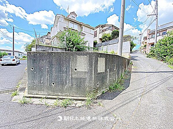 建築条件なしの更地で、自由なプランで建築可能です。現地写真（2026年8月8日撮影）をご確認ください。