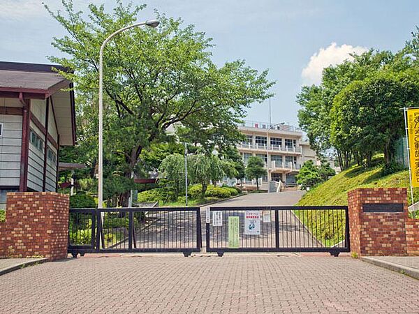 所沢市立上山口中学校まで徒歩17分1353ｍ！無理のない通学距離で、生活とのバランスが良好な立地です。