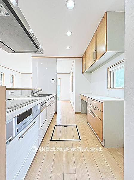 キッチン背面にゆとりのあるスペースです。冷蔵庫や収納を配置しやすく、家事動線がすっきり整います。