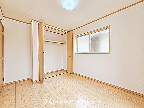 【居室】広い収納スペースを確保した居室です。日常の荷物をすっきり片付けられ、快適に過ごせる空間です。