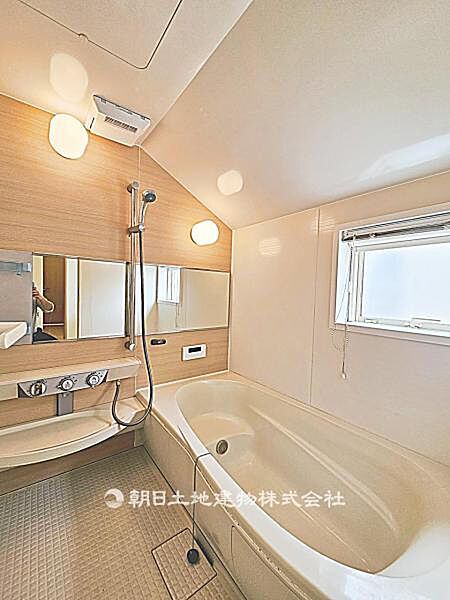 【浴室】ゆとりある1坪タイプの浴室です。足を伸ばして入浴でき、毎日の疲れをゆっくり癒せる快適なバスルームです。