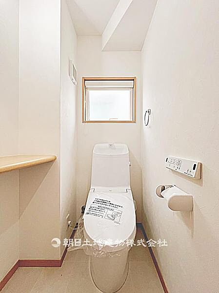 【トイレ】シャワートイレ付きのトイレです。快適性に配慮した設備で、毎日の使用を気持ちよくサポートします。