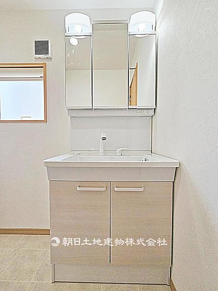 【洗面所】収納力のある3面鏡付き洗面台です。身支度がしやすく、洗面用品もすっきり片付けられる実用的な空間です。