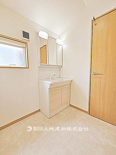 使いやすい広さの脱衣場です。洗面台と洗濯機置場がまとまり、日常生活に支障なく使える実用的な空間です。