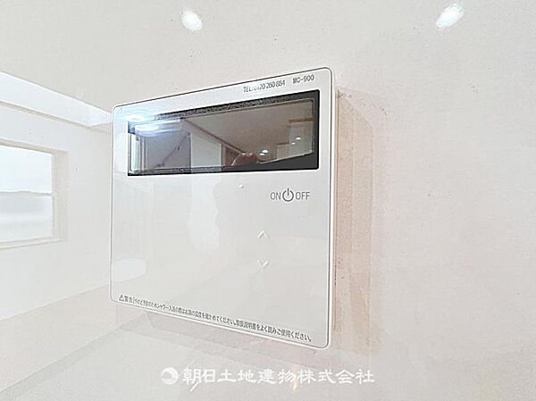 給湯器パネルが設置されています。お湯の温度や設定が簡単に操作でき、毎日の入浴や家事が快適に行える設備です。