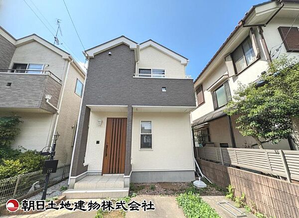 【外観】落ち着いた色合いが印象的な外観です。周囲の街並みに自然と調和し、長く住んでも飽きのこない佇まいが魅力の住まいです。