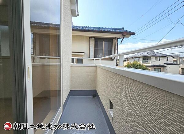 【バルコニー】バルコニー付きの住まいです。日差しが差し込み、風通しも良く、洗濯やおうち時間を快適に過ごせます。
