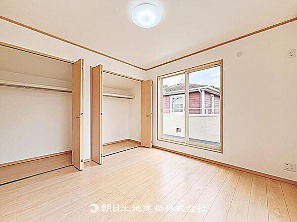 【居室】広い収納スペースを確保した居室です。日常の荷物をすっきり片付けられ、快適に過ごせる空間です。