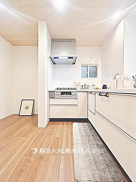 キッチン背面にゆとりのあるスペースです。冷蔵庫や収納を配置しやすく、家事動線がすっきり整います。