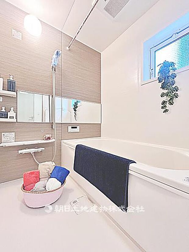 【浴室】ゆとりある1坪タイプの浴室です。足を伸ばして入浴でき、毎日の疲れをゆっくり癒せる快適なバスルームです。