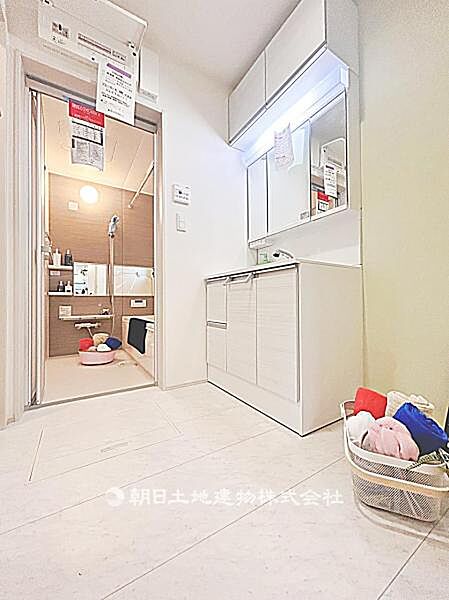 使いやすい広さの脱衣場です。洗面台と洗濯機置場がまとまり、日常生活に支障なく使える実用的な空間です。