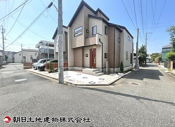 道路幅は狭いですが、交通量が少なく安全です。落ち着いた環境で、快適に生活できる住まいです。