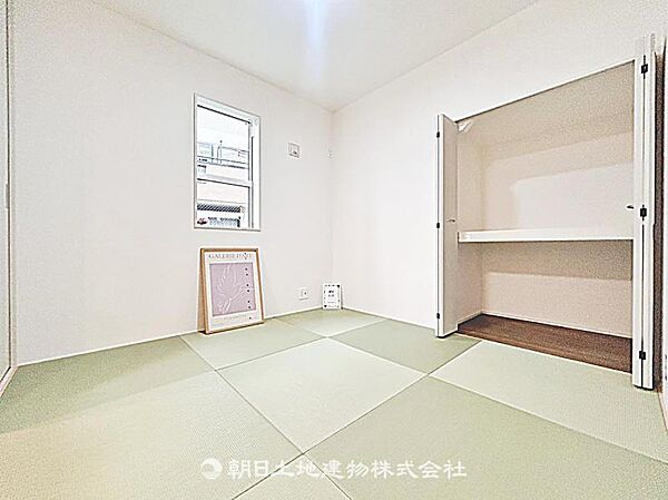【居室】落ち着いた和室は来客用や寝室、ご家族の憩いに最適。畳の香りが心を癒し、ゆったり過ごせる空間です。