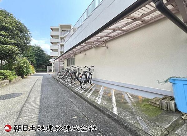 敷地内にしっかり確保された駐輪場スペース。整理整頓されており、毎日の通勤・通学や日々のお買い物にも便利です。