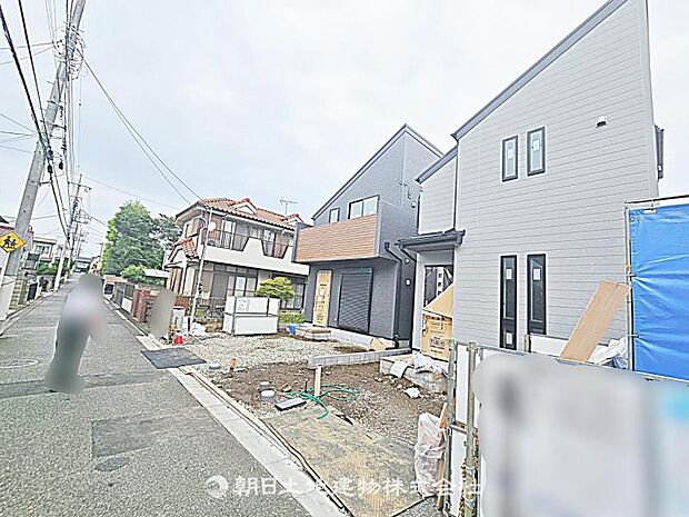 道路幅は狭いですが、交通量が少なく安全です。落ち着いた環境で、快適に生活できる住まいです。