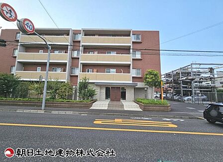 【外観】シンプルで洗練された外観が魅力です。街並みに馴染む上品なデザインで、流行に左右されにくく幅広い世代に好まれます。