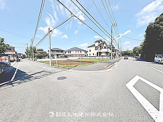 前面道路が広く、車の通行や駐車がしやすい立地です。開放感があり、快適に生活できる住まいです。