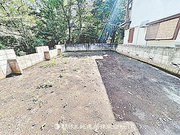 建築条件なしの更地で、自由なプランで建築可能です。現地写真（2026年8月24日撮影）をご確認ください。