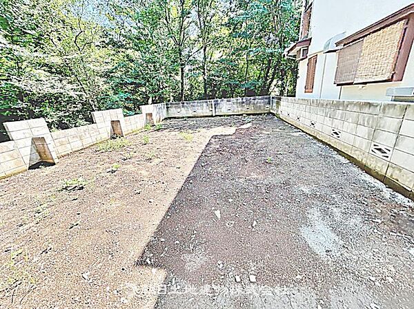 建築条件なしの更地で、自由なプランで建築可能です。現地写真（2026年8月24日撮影）をご確認ください。