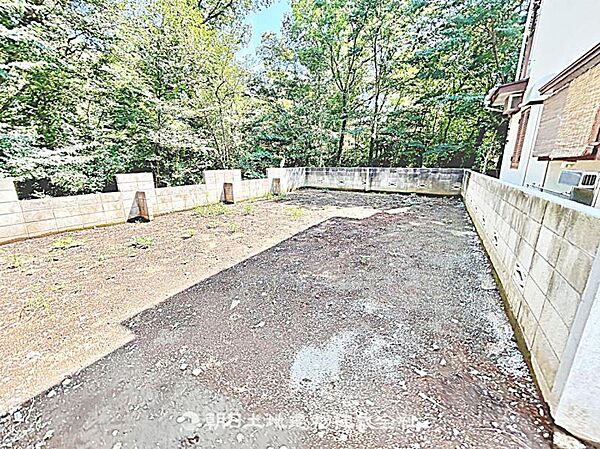 建築条件なしの更地で、自由なプランで建築可能です。現地写真（2026年8月24日撮影）をご確認ください。