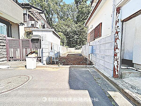 前面道路が広く、車の通行や駐車がしやすい立地です。開放感があり、快適に生活できる住まいです。