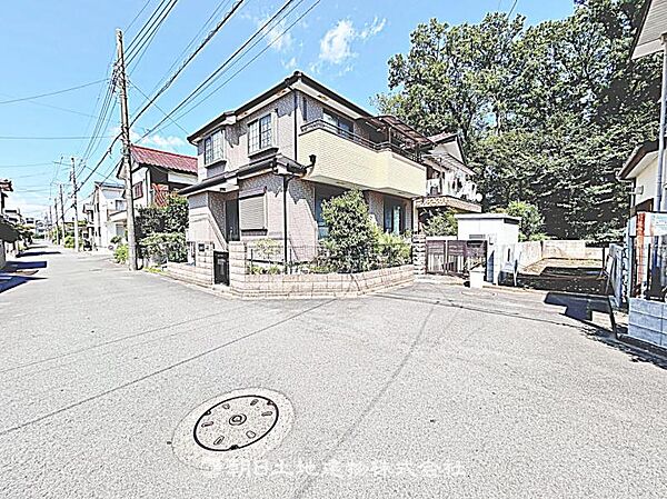 前面道路が広く、車の通行や駐車がしやすい立地です。開放感があり、快適に生活できる住まいです。