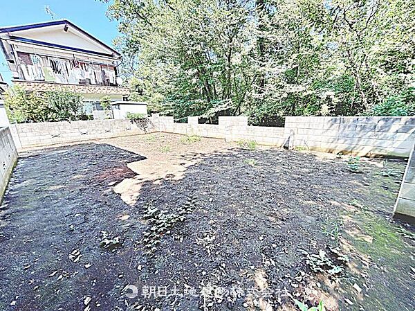 建築条件なしの更地で、自由なプランで建築可能です。現地写真（2026年8月24日撮影）をご確認ください。