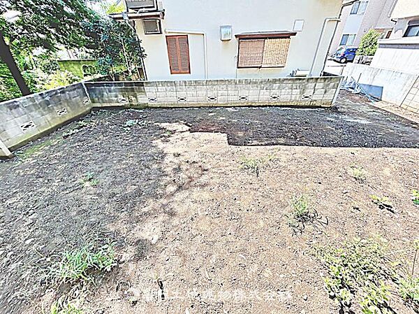 建築条件なしの更地で、自由なプランで建築可能です。現地写真（2026年8月24日撮影）をご確認ください。