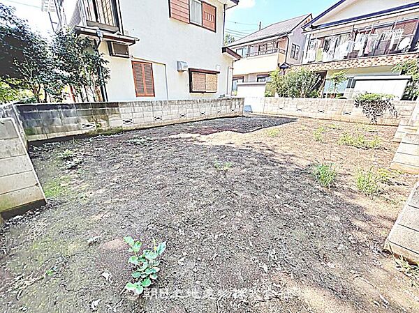 建築条件なしの更地で、自由なプランで建築可能です。現地写真（2026年8月24日撮影）をご確認ください。