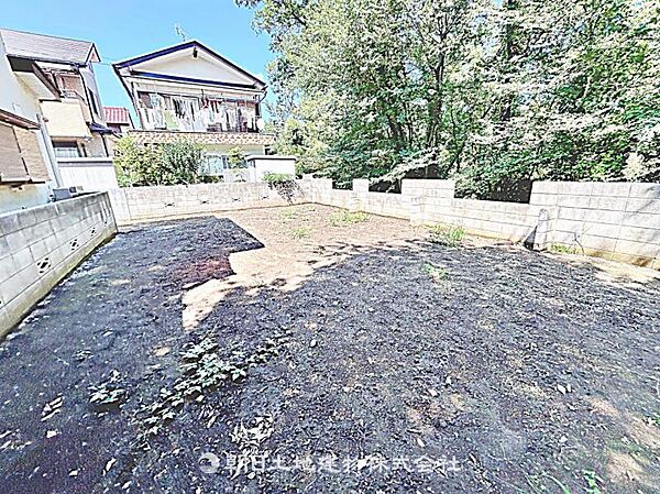 建築条件なしの更地で、自由なプランで建築可能です。現地写真（2026年8月24日撮影）をご確認ください。
