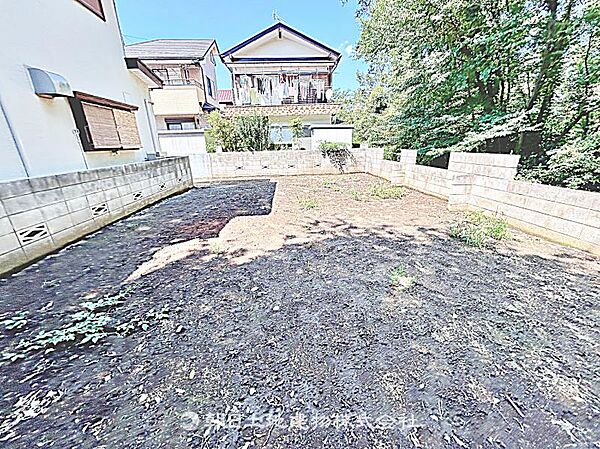 建築条件なしの更地で、自由なプランで建築可能です。現地写真（2026年8月24日撮影）をご確認ください。