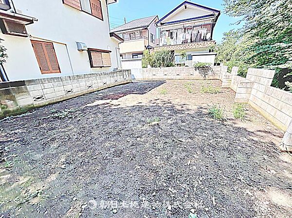 建築条件なしの更地で、自由なプランで建築可能です。現地写真（2026年8月24日撮影）をご確認ください。