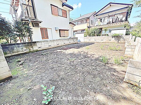 建築条件なしの更地で、自由なプランで建築可能です。現地写真（2026年8月24日撮影）をご確認ください。