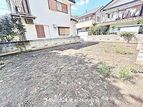 建築条件なしの更地で、自由なプランで建築可能です。現地写真（2026年8月24日撮影）をご確認ください。