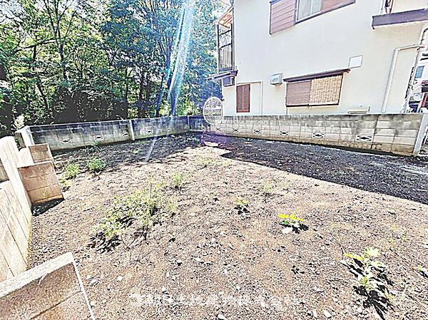 建築条件なしの更地で、自由なプランで建築可能です。現地写真（2026年8月24日撮影）をご確認ください。
