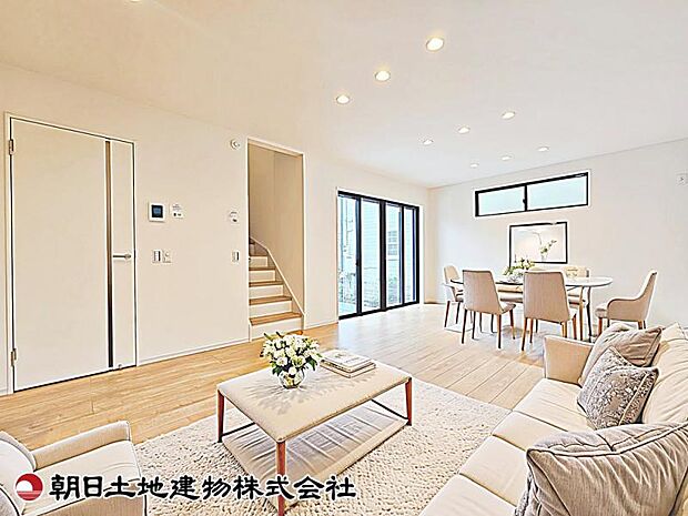 【リビング】15帖以上の広々としたリビングです。家具配置後もゆとりがあり、家族で快適に過ごせる開放感が魅力です。（家具等はCG加工です）