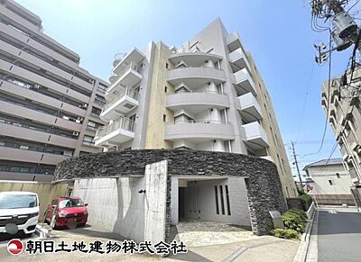 外観:【外観】重厚感のある落ち着いた外観です。周囲の環境と美しく調和し、安心感のある佇まいが来客時にも好印象を与えます。 外観:【外観】重厚感のある落ち着いた外観です。周囲の環境と美しく調和し、安心感のある佇まいが来客時にも好印象を与えます。