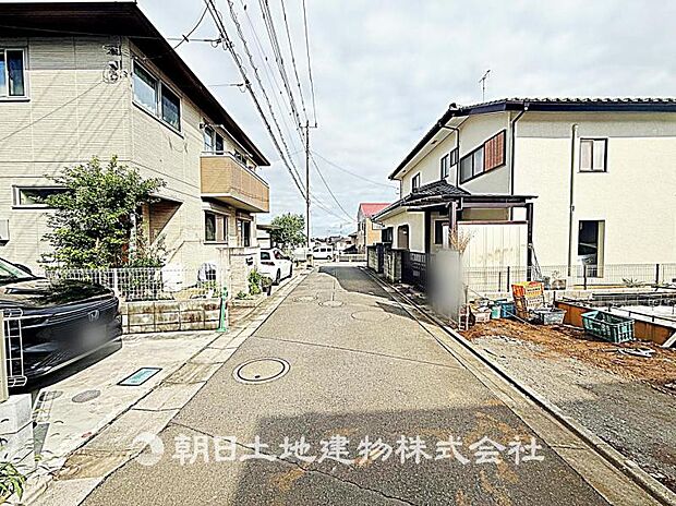 道路幅は狭いですが、交通量が少なく安全です。落ち着いた環境で、快適に生活できる住まいです。