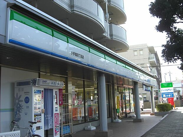 ファミリーマート小手指4丁目店まで徒歩4分261ｍ！急な買い足しにもすぐ対応でき、忙しい日常をしっかりサポートしてくれます。