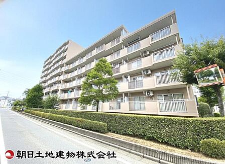 【外観】重厚感のある落ち着いた外観です。周囲の環境と美しく調和し、安心感のある佇まいが来客時にも好印象を与えます。
