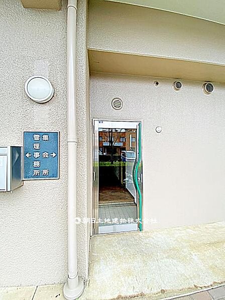 敷地内には管理人室があり、日々の管理体制も良好。防犯面や万が一の際にも心強い環境です。