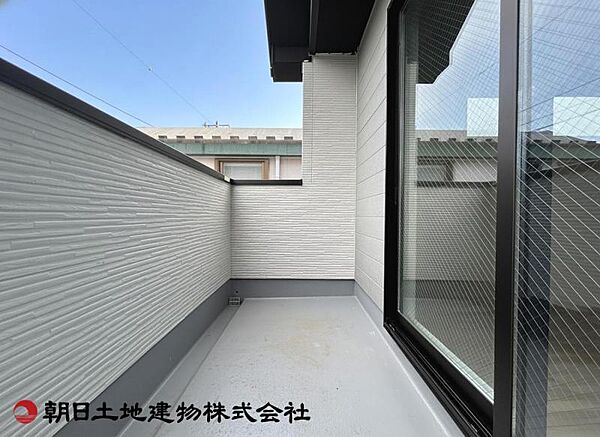 【バルコニー】バルコニー付きの住まいです。日差しが差し込み、風通しも良く、洗濯やおうち時間を快適に過ごせます。