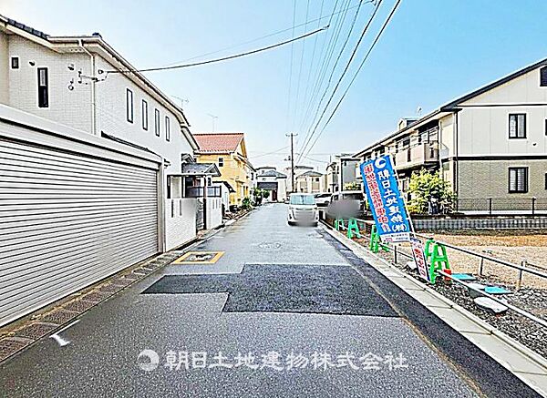 前面道路が広く、車の通行や駐車がしやすい立地です。開放感があり、快適に生活できる住まいです。